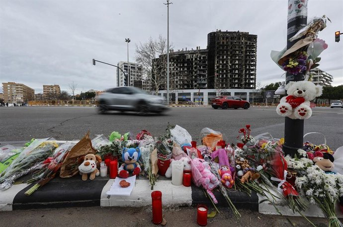 Flores en las inmediaciones del edificio quemado