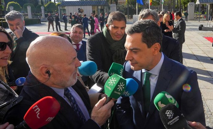 Juama Moreno, presidente de la Junta de Andalucía, en una atención a medios previa a los actos organizados por el Parlamento de Andalucía con motivo del 28F.