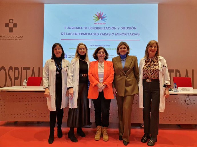 La directora del Huca, M José Villanueva; la gerente del área IV, Beatriz López; la consejera de Salud, Concepción Saavedra; la DG de Cuidados y Coordinación Sociosanitaria, Rocío Allande, y la  directora de Gestión de Cuidados y Enfermería, Gema García.