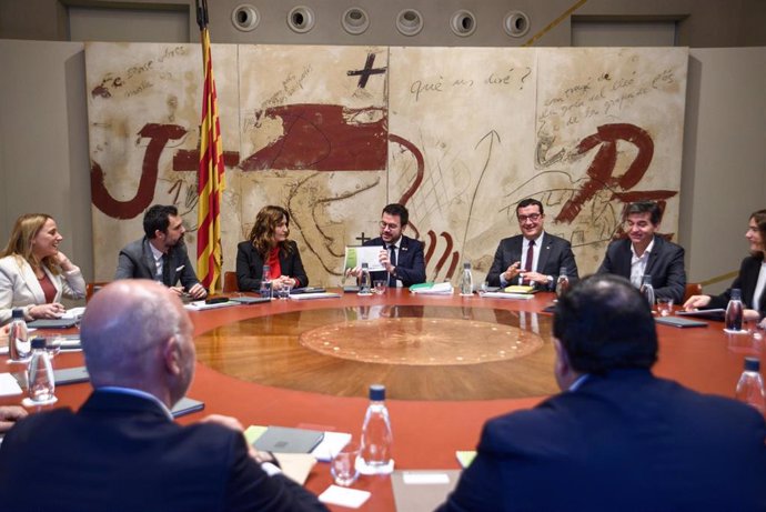 El presidente de la Generalitat, Pere Aragons, encabeza la reunión extraordinaria del Govern para aprobar el proyecto de Presupuestos de 2024