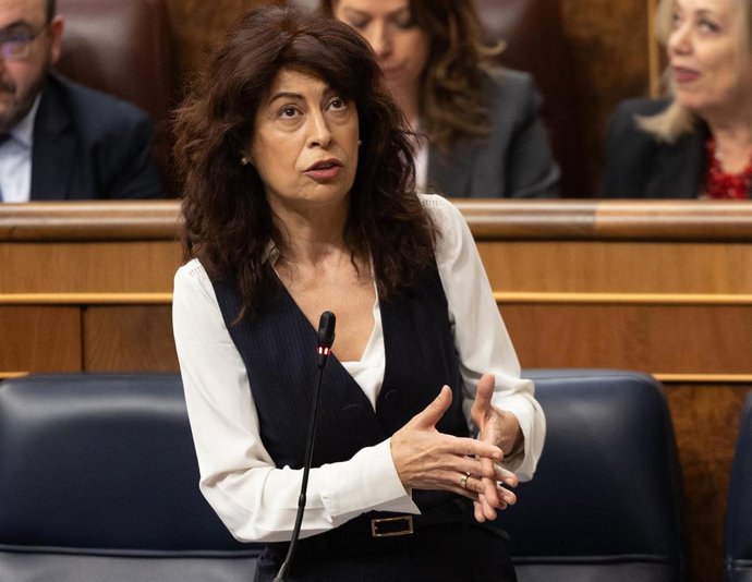 La ministra de Igualdad, Ana Redondo, interviene durante una sesión de control al Gobierno, en el Congreso de los Diputados, a 28 de febrero de 2024, en Madrid (España). 