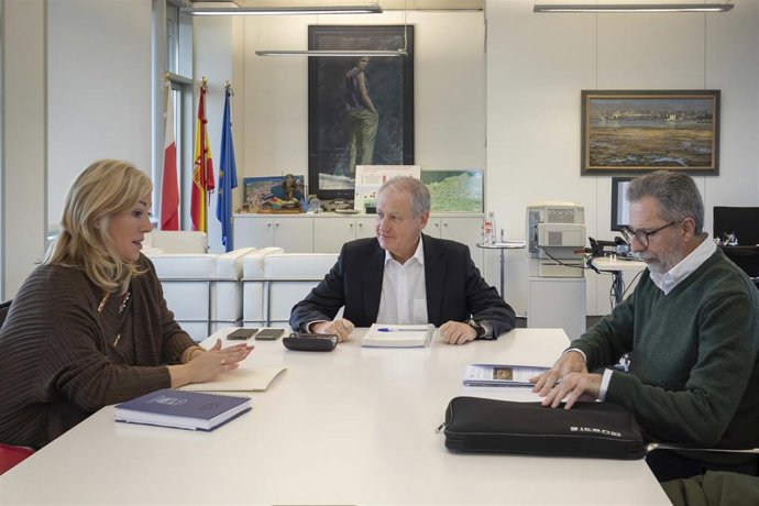 Archivo - El consejero de Industria, Eduardo Arasti, se reúne con la alcaldesa de Polanco, Rosa Díaz.