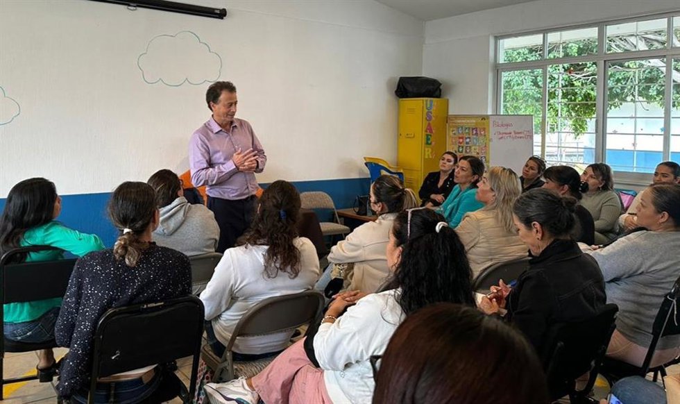 Archivo - Paulo Cosín, director de Ediciones Morata, durante una charla.