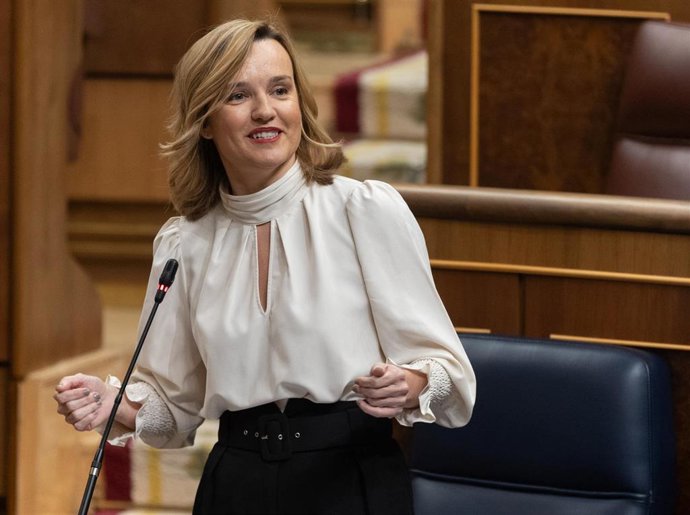 La ministra de Educación, Formación Profesional y Deportes y portavoz del Gobierno, Pilar Alegría, interviene durante una sesión de control al Gobierno, en el Congreso de los Diputados, a 7 de febrero de 2024, en Madrid (España).