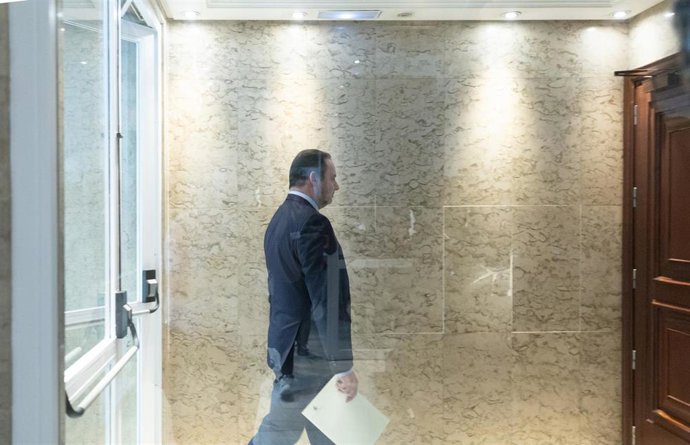 El exministro de Transportes y diputado del PSOE, José Luis Ábalos, a su salida en el Congreso de los Diputados