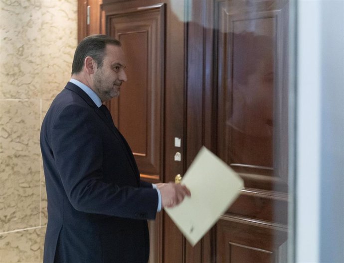 El exministro de Transportes y diputado del PSOE, José Luis Ábalos, a su salida en el Congreso de los Diputados, a 27 de febrero de 2024, en Madrid (España). 