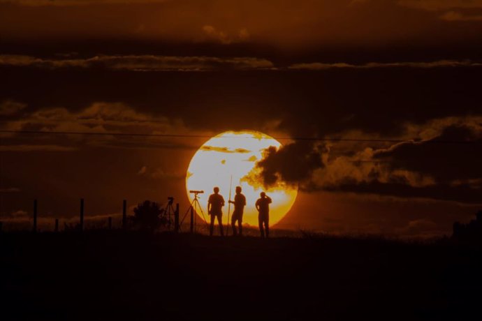 Imagen de la caída del sol junto al 'tholos' prehistórico de la Pastora durante la grabación del vídeo del documental