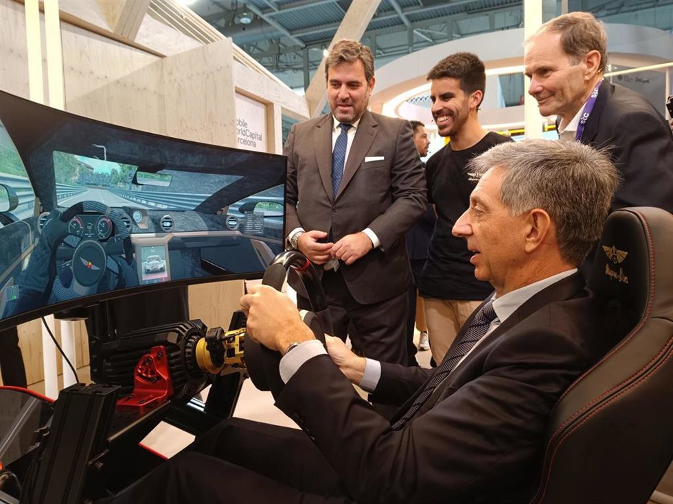 El ceo de MWCapital, Francesc Fajula, prueba el simulador del Carmen Boulogne, expuesto en el recinto Gran Via de Fira de Barcleona, junto al ceo de Hispano Suiza, Sergio Martínez Campos