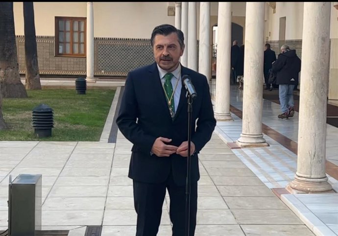 El portavoz del PP en el Parlamento andaluz, Toni Martín, en declaraciones a los medios tras los actos oficiales con motivo del 28F en la Cámara andaluza.