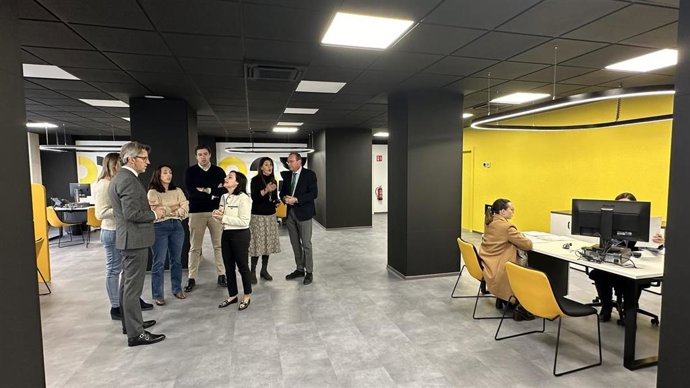 El consejero de Economía, Hacienda y Empresa, Luis Alberto Marín, y la alcaldesa de Yecla, Remedios Lajara, visitan las instalaciones de la Agencia Tributaria en Yecla, renovadas recientemente