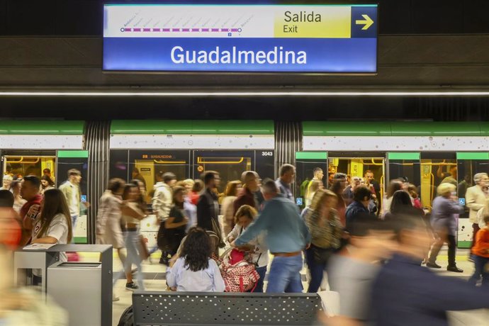 Archivo - Viajeros en el metro de Málaga en una imagen de archivo
