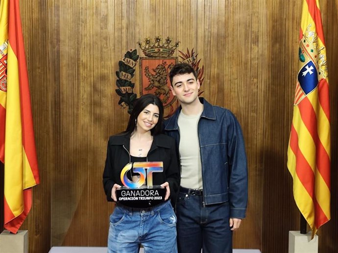 La ganadora de Operación Triunfo, Naiara Moreno, y el cuarto clasifacado del concurso musical, Juajo Bona, en el Arco de Banderas del Ayuntamiento de Zaragoza