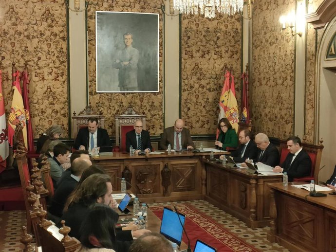 El presidente de la Diputación de Salamanca, Javier Iglesias (c), en el pleno de La Salina