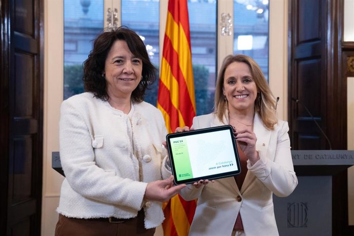 La consellera de Economía de la Generalitat, Natàlia Mas, entrega a la presidenta del Parlament, Anna Erra, el proyecto de ley de Presupuestos de la Generalitat de 2024
