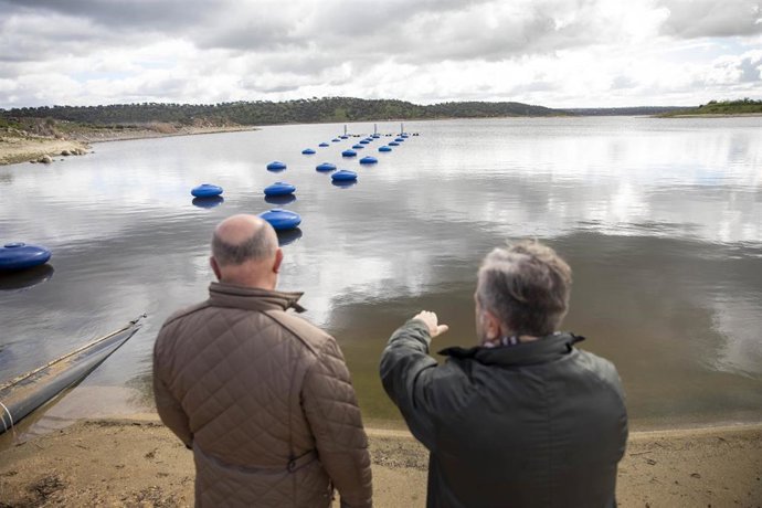 La Diputación de Córdoba recepciona los seis grupos de ultrasonido para atajar la proliferación de algas en La Colada