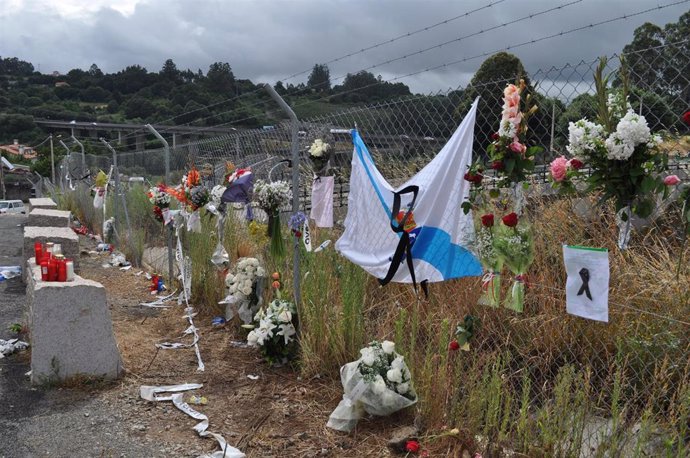 Archivo - Ofrenda de flores a las víctimas del accidente de tren en Angrois