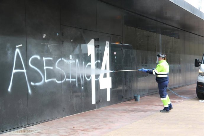 Limpieza de las pintadas que aparecieron en el estadio del Plantío donde se podía leer 'Asesinos'.