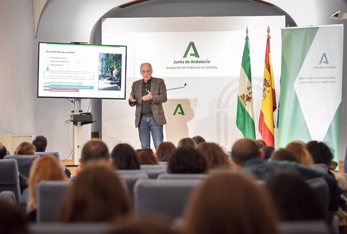 Reunión informativa para explicar el nuevo procedimiento administrativo para la dependencia en Andalucía.