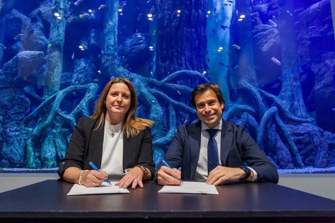 La delegada municipal de Turismo y el presidente de ASET, en la firma del convenio.