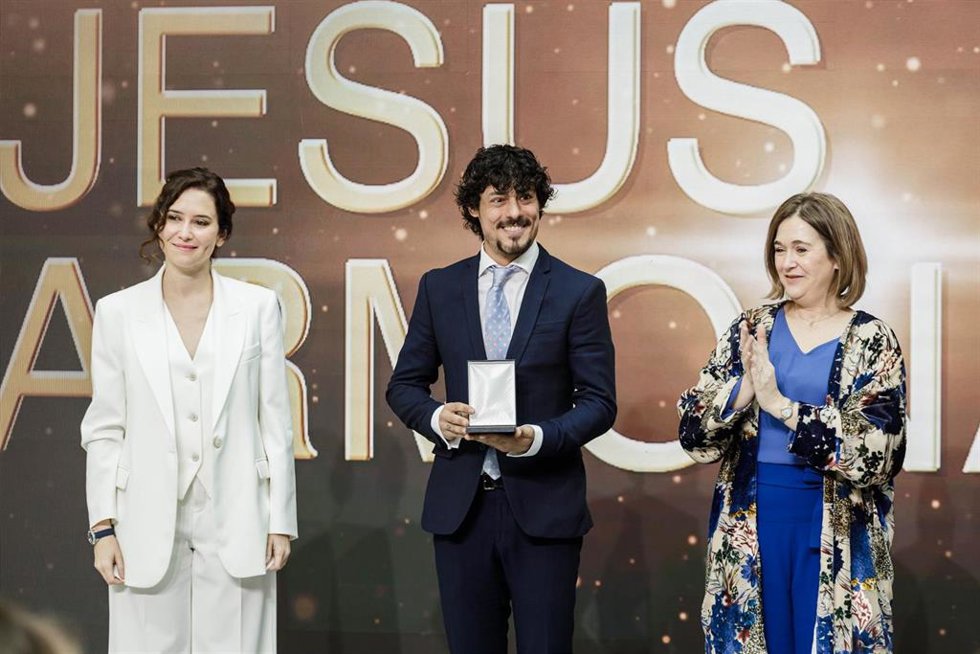 Archivo - La presidenta de la Comunidad de Madrid, Isabel Díaz Ayuso; el bailarín galardonado Jesús Carmona; y Marta Rivera de la cruz; en la entrega de los XXI Premios de Cultura de la Comunidad de Madrid, en la Real Casa de Correos, a 16 de marzo de 2
