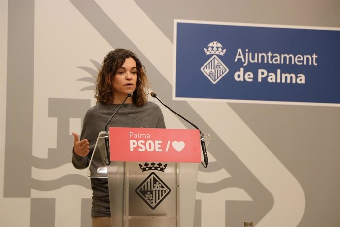 Archivo - La portavoz del PSIB en el Ayuntamiento de Palma, Rosario Sánchez, en la sala de prensa del Ayuntamiento.