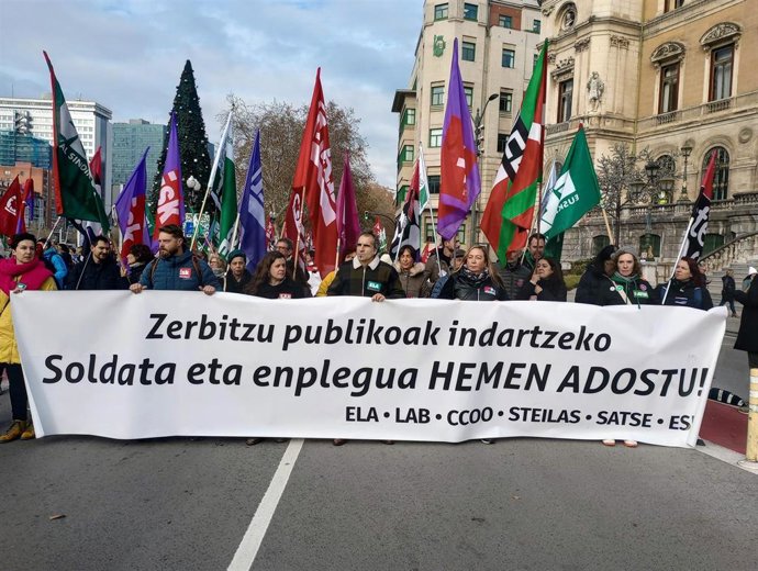 Archivo - Manifestación en Bilbao de trabajadores del sector público vasco en su segunda jornada de huelga