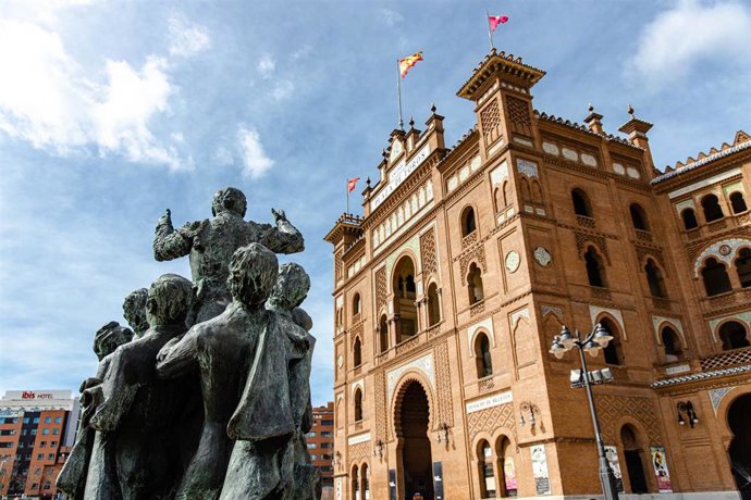 Archivo - Escultura del torero bordelés José Cubero "Yiyo" del escultor Luis Sanguino frente a la fachada de la plaza de toros de Las Ventas de Madrid, a 7 de marzo de 2023, en Madrid (España). 
