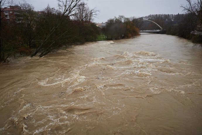 Río Arga en Pamplona, a 27 de febrero de 2024, en Pamplona, Navarra (España). 