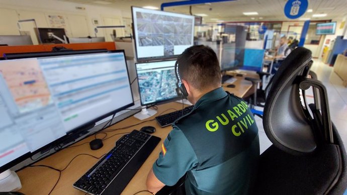 Agente de la Guardia Civil en la sala operativa del Centro Coordinador de Emergencias y Seguridad (Cecoes) 1-1-2