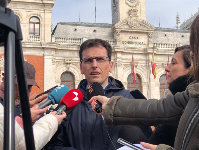 Pedro Herrero atiende a los medios.