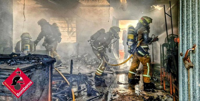 Bomberos extinguen un incendio que ha calcinado un garaje cercano a una vivienda en El Moralet