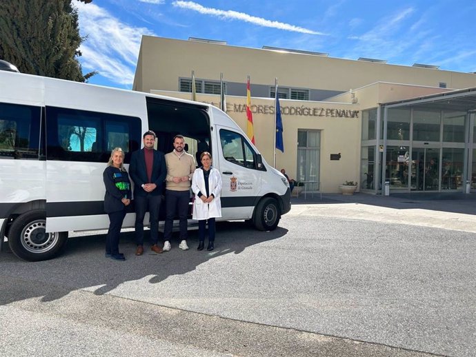 Imagen del nuevo vehículo polivalente para la Residencia Rodríguez Penalva de la Diputación de Granada.