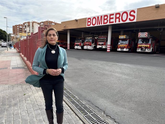 La edil del PSOE almeriense, Carmen Aguilar, junto a un parque de bomberos.