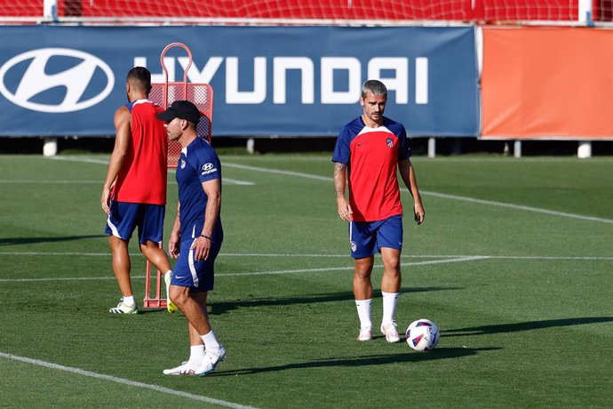 Archivo - El entrenador del Atlético de Madrid, Diego Pablo Simeone, junto al delantero francés Antoine Griezmann, en un entrenamiento.