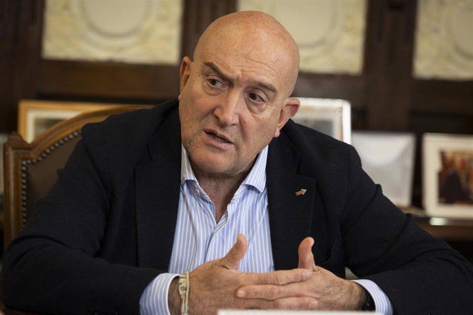Archivo - El alcalde de Valladolid, Jesús Julio Carnero, durante una entrevista para Europa Press, en su despacho, a 21 de diciembre de 2023, en Valladolid, Castilla y León (España).