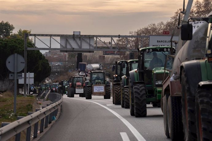 Varios tractores cortan la carretera C-17, sentido sur, a la altura de Parets del Vallès, a 6 de febrero de 2024, en Parets del Vallès, Barcelona, Catalunya (España). 