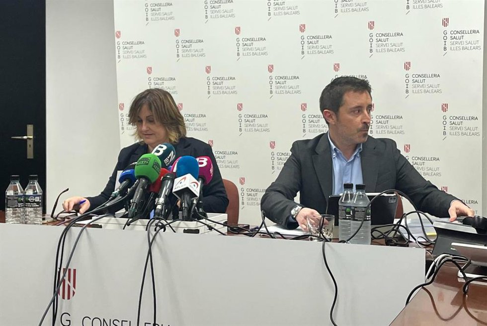 La consellera de Presidencia, Antnia Maria Estarellas, y el director general del IbSalut, Javier Ureña, en la rueda de prensa ofrecida este miércoles.