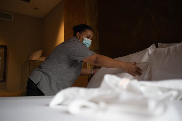 Archivo - Una camarera de pisos cambia las sábanas de una cama de una habitación del Hotel Claris, en Barcelona, Catalunya (España), a 4 de noviembre de 2020.  
