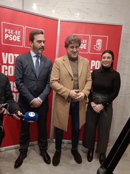 El secretario general y candidato a lehendakari del PSE-EE, Eneko Andueza, en la presentación de la sede electoral del PSE en Vitoria-Gasteiz