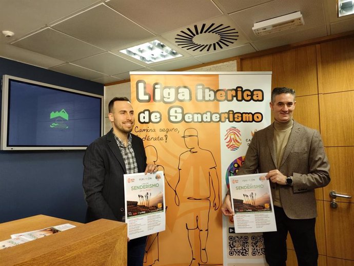 El director general de Deporte, Diego Azcona, y el presidente de la Federación Riojana de Montañismo, Daniel Rey, presentan la primera Liga de Senderismo de La Rioja