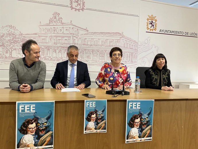 De izquierda a derecha, el presidente del Gremio de Editores de Castilla y León, Héctor Escobar; el vicerrector de Responsabilidad Social, Cultura y Deporte de la Universidad de León, Isidoro Martínez; la concejala de Acción y Promoción Cultural