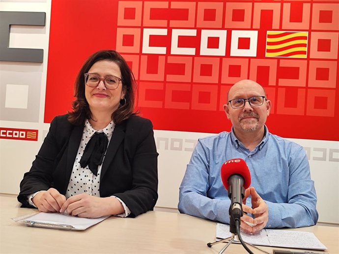 El secretario general de CCOO Aragón, Manuel Pina, y la secretaria confederal de Mujeres, Igualdad y Condiciones de Trabajo del sindicato, Carolina Vidal, en rueda de prensa