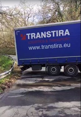 Una salida de vía de un camión lituano provoca el corte total de circulación en una carretera en Ourense