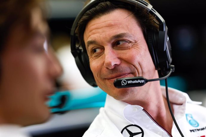 El jefe de equipo de Mercedes AMG F1 Team, Toto Wolff, en los test de la pretemporada 2024 en Baréin. 