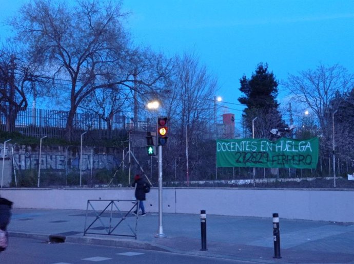 Pancarta deplegada con motivo de la primera de las tres jornadas de huelga convocadas por Menos Lectivas, CGT, CNT y STEM en la educación pública madrileña no universitaria.