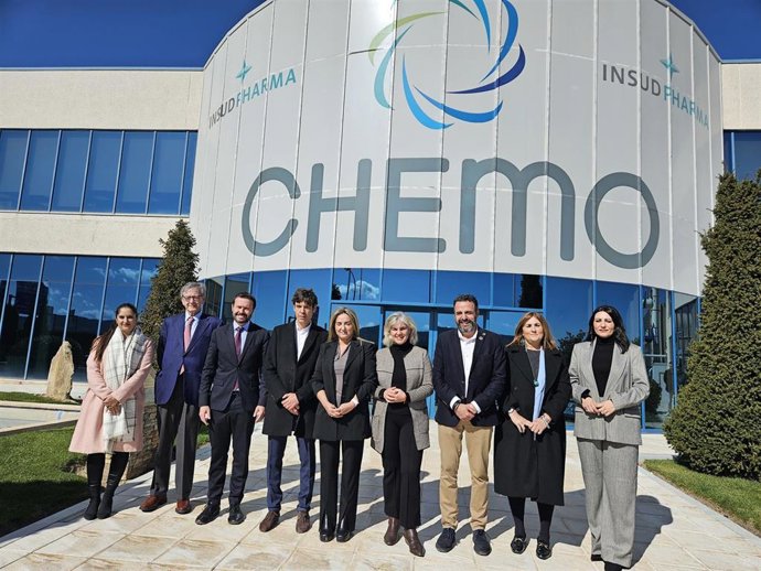 La delegada del Gobierno en C-LM, Milagros Tolón, en las instalaciones de Liconsa en Azuqueca de Henares.