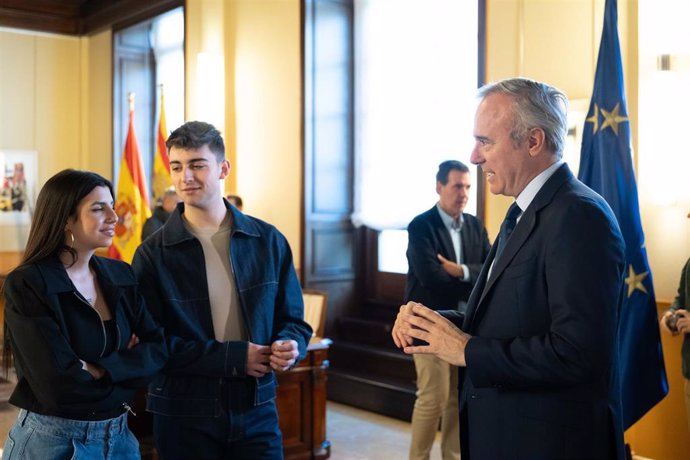 El presidente del Gobierno de Aragón, Jorge Azcón, ha recibido en su despacho a la ganadora de Operación Triunfo, Naiara Moreno, y el finalista Juanjo Bona.