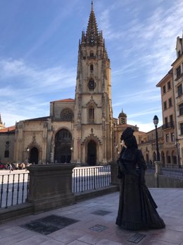 Archivo - La estatua de 'La Regenta', frente a la Catedral de Oviedo.