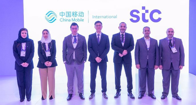 Archivo - Representantes de STC y China Mobile en el Mobile World Congress (MWC)
