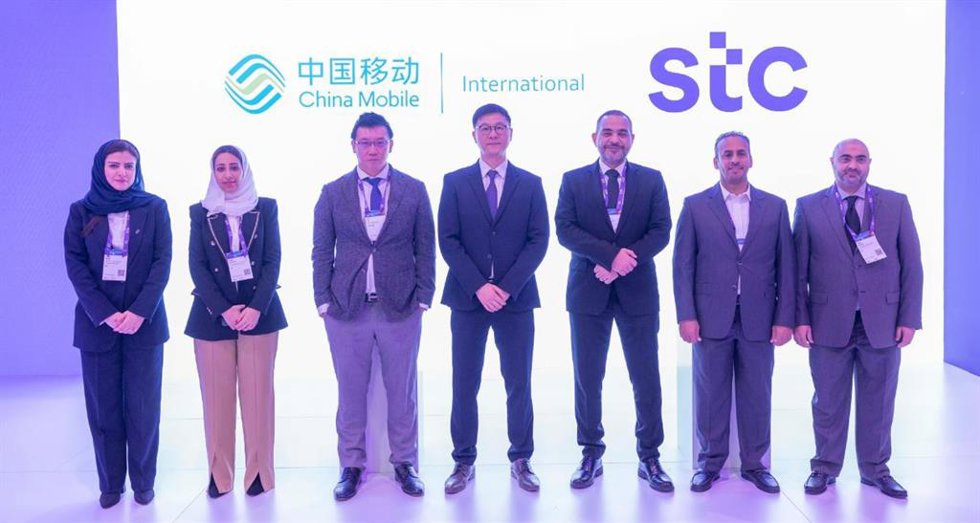 Archivo - Representantes de STC y China Mobile en el Mobile World Congress (MWC)